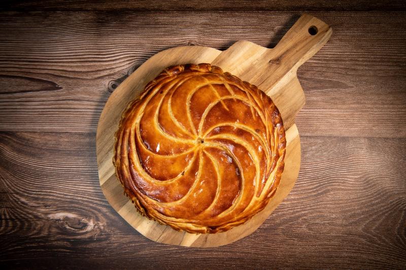 Galette des Rois traditionnelle avec sa couronne dorée symbolisant l'Épiphanie et la fête de janvier en France